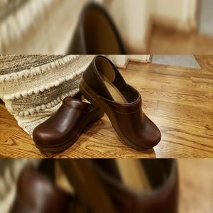 NWOT Dansko Espresso Clogs/shoes